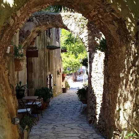 Daire Porfyrousa Traditional Milopotamos (Kythira)